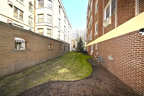 Exterior - 1310 Maple Ave #5B, Evanston, IL 60201 photo 4 of 5