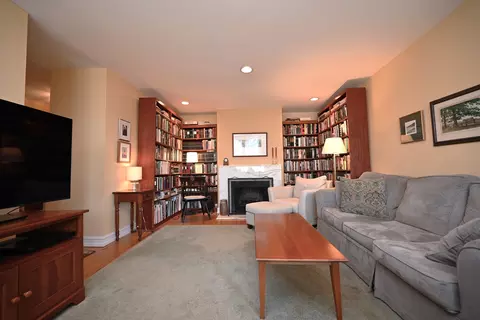 Living - 1310 Maple Ave #5B, Evanston, IL 60201 photo 3 of 5