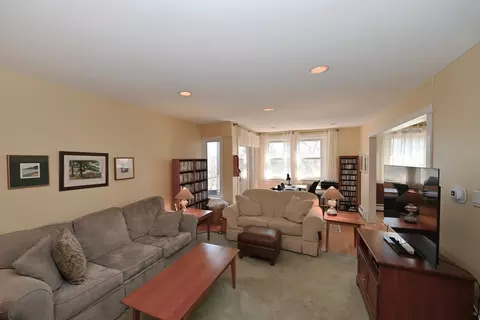 Living - 1310 Maple Ave #5B, Evanston, IL 60201 photo 2 of 5