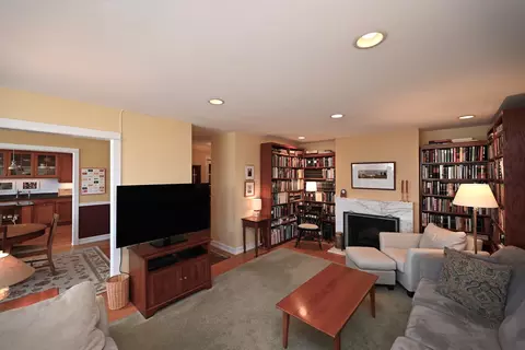 Living - 1310 Maple Ave #5B, Evanston, IL 60201 photo 1 of 5