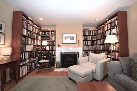 Living - 1310 Maple Ave #5B, Evanston, IL 60201 photo 4 of 5