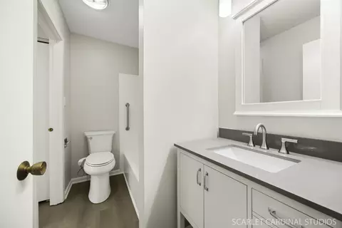 Bath - 1721 Lakecliffe Dr #D, Wheaton, IL 60189 photo 2 of 2