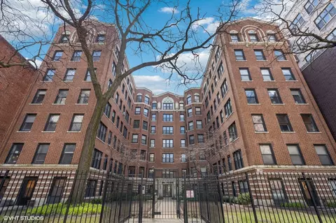 725 W Sheridan Rd #302, Chicago, IL 60613