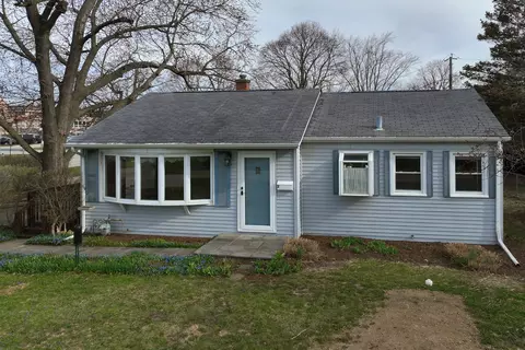 2 Hill Dr, Crystal Lake, IL 60014