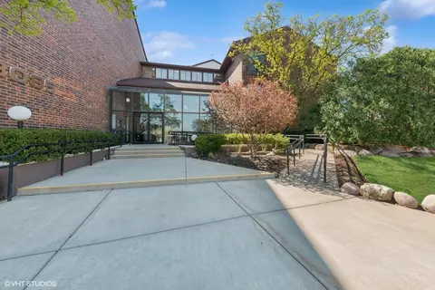 3085 Pheasant Creek Dr #110, Northbrook, IL 60062