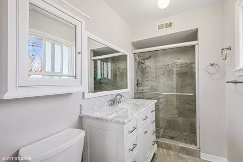 Bath - 761 Kipling Pl, Deerfield, IL 60015 photo 2 of 3
