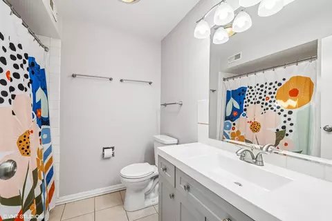 Bath - 761 Kipling Pl, Deerfield, IL 60015 photo 1 of 3