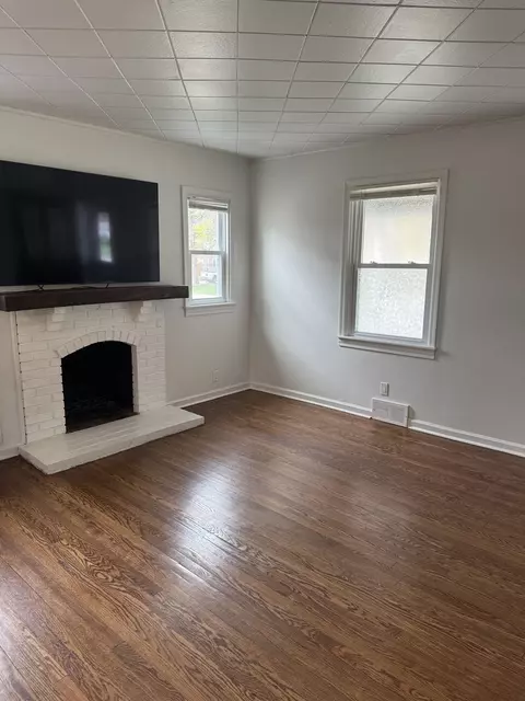 Living - 197 6th St, Wheeling, IL 60090 photo 3 of 4