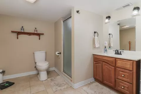 Bath - 706 Vale St, Bloomington, IL 61701 photo 2 of 2