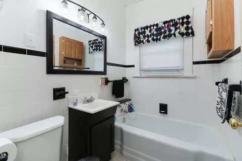 Bath - 706 Vale St, Bloomington, IL 61701 photo 1 of 2