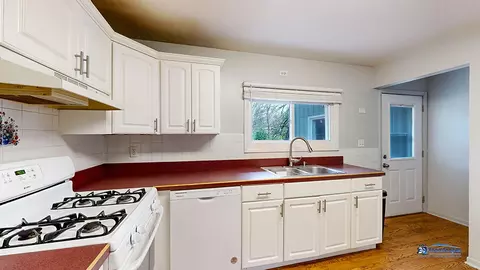 Kitchen - 6521 Willow St, Spring Grove, IL 60081 photo 2 of 2
