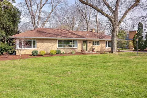1 S525 Taylor Rd, Glen Ellyn, IL 60137
