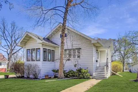 130 3rd St, Libertyville, IL 60048