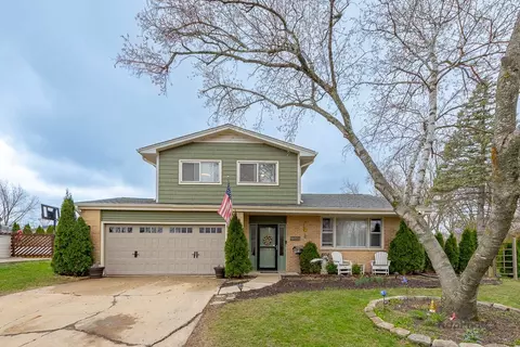 333 Bramble Ln, Schaumburg, IL 60193