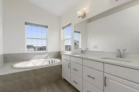 Bath - 3629 Harborside Way, Elgin, IL 60124 photo 4 of 4