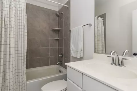 Bath - 3629 Harborside Way, Elgin, IL 60124 photo 2 of 4