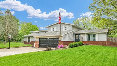 304 Timberview Dr, Mahomet, IL 61853