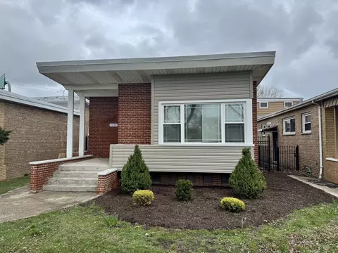 8909 S Phillips Ave, Chicago, IL 60617