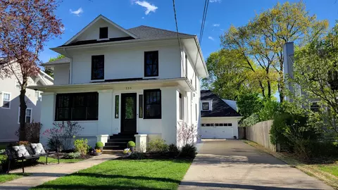 235 W Lincoln Ave, Barrington, IL 60010