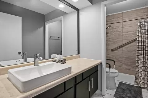 Bath - 2180 Baker St, Aurora, IL 60506 photo 1 of 1