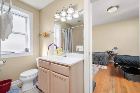 Bath - 121 Custer Ave #2S, Evanston, IL 60202 photo 1 of 3