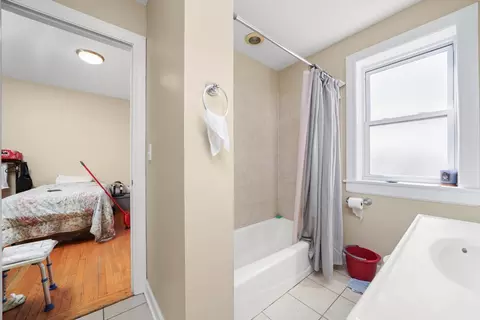 Bath - 121 Custer Ave #2S, Evanston, IL 60202 photo 2 of 3