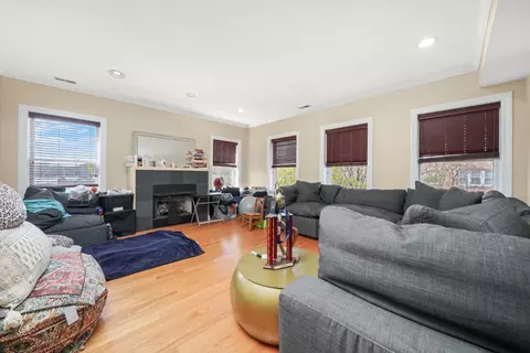 Living - 121 Custer Ave #2S, Evanston, IL 60202 photo 1 of 1