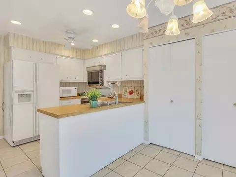 Kitchen - 206 Shadowbend Dr, Wheeling, IL 60090 photo 2 of 4