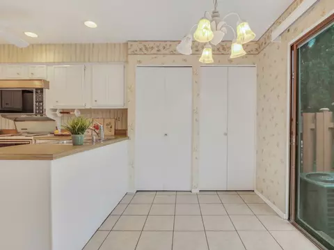 Kitchen - 206 Shadowbend Dr, Wheeling, IL 60090 photo 1 of 4