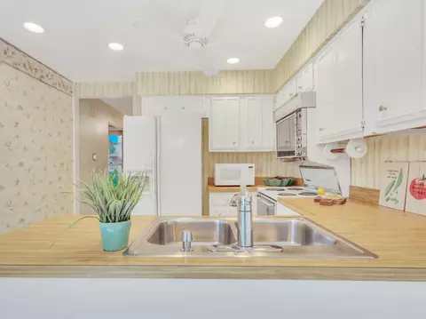 Kitchen - 206 Shadowbend Dr, Wheeling, IL 60090 photo 3 of 4