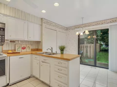 Kitchen - 206 Shadowbend Dr, Wheeling, IL 60090 photo 4 of 4