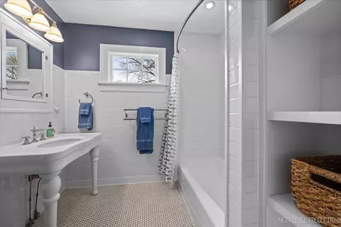 Bath - 349 N Lincoln St, Batavia, IL 60510 photo 3 of 4