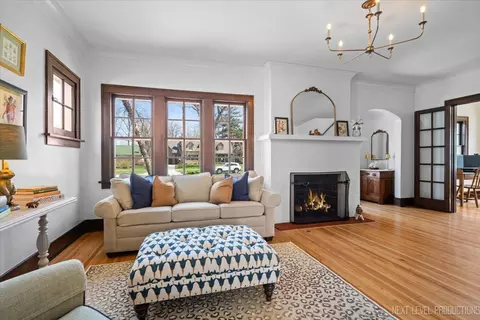 Living - 349 N Lincoln St, Batavia, IL 60510 photo 2 of 3