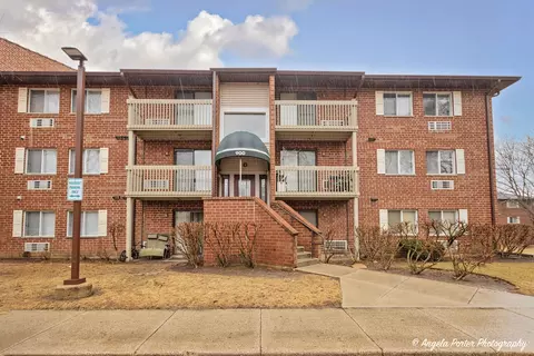 900 N Lakeside Dr #1D, Vernon Hills, IL 60061