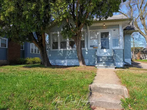 960 N Lewis Ave, Waukegan, IL 60085
