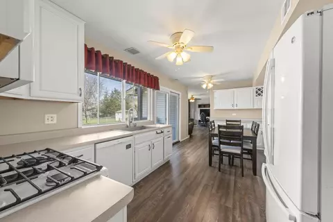 Kitchen - 452 Harbor Ter, Bartlett, IL 60103 photo 2 of 2