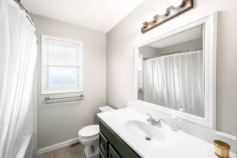 Bath - 1819 Hoover Dr, Normal, IL 61761 photo 2 of 2