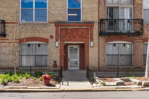 1740 N Maplewood Ave #102, Chicago, IL 60647