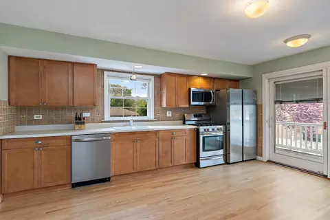 Kitchen - 47 Central Ave, Roselle, IL 60172 photo 2 of 4