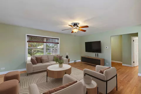 Living - 47 Central Ave, Roselle, IL 60172 photo 3 of 5