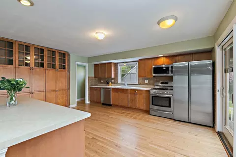 Kitchen - 47 Central Ave, Roselle, IL 60172 photo 1 of 4