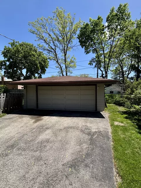 Exterior - 1237 Heatherfield Ln, Glenview, IL 60025 photo 6 of 9