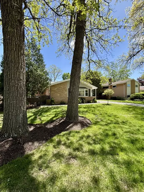 Exterior - 1237 Heatherfield Ln, Glenview, IL 60025 photo 5 of 9