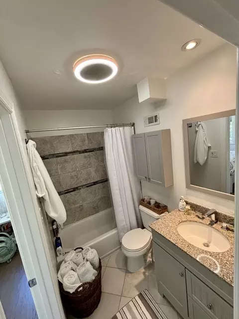 Bath - 1237 Heatherfield Ln, Glenview, IL 60025 photo 5 of 5