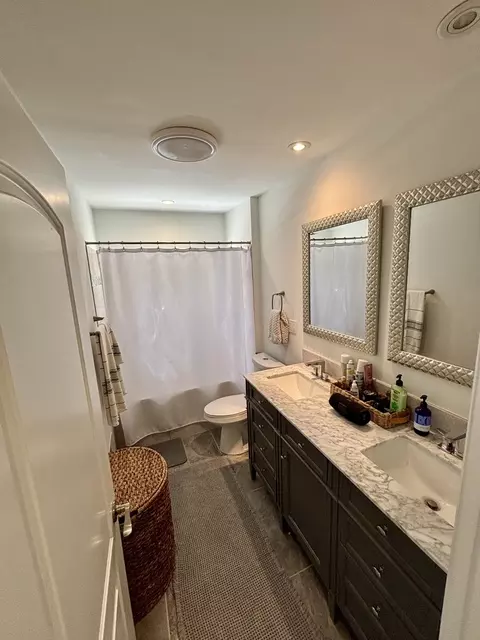Bath - 1237 Heatherfield Ln, Glenview, IL 60025 photo 4 of 5