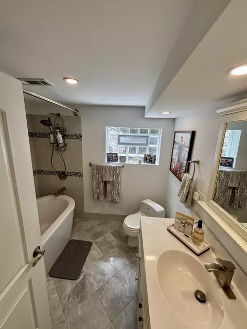Bath - 1237 Heatherfield Ln, Glenview, IL 60025 photo 2 of 5