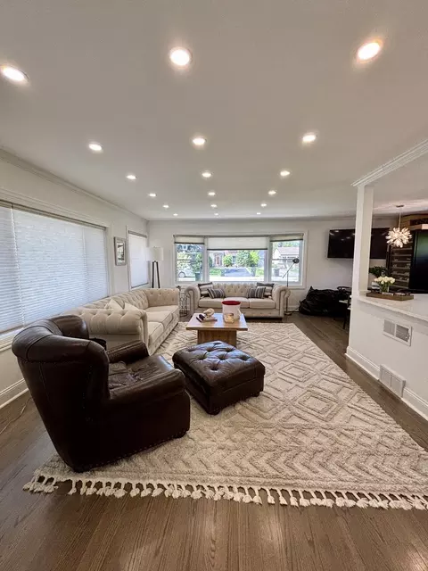 Living - 1237 Heatherfield Ln, Glenview, IL 60025 photo 2 of 5