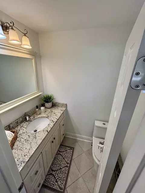Bath - 1237 Heatherfield Ln, Glenview, IL 60025 photo 3 of 5