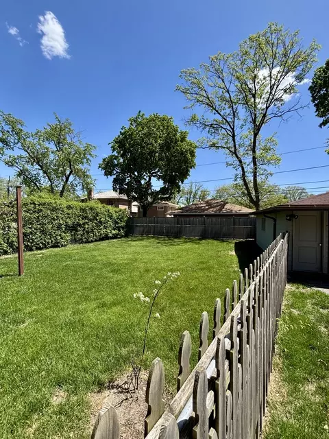 Exterior - 1237 Heatherfield Ln, Glenview, IL 60025 photo 2 of 9
