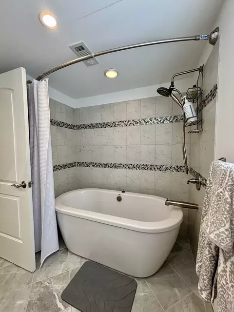 Bath - 1237 Heatherfield Ln, Glenview, IL 60025 photo 1 of 5